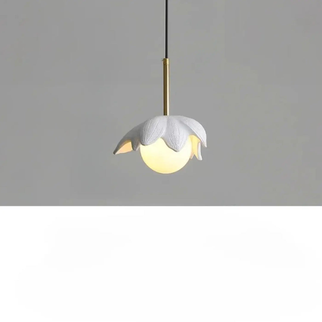 Suspension luminaire kalyx en céramique blanche en forme de lotus avec globe lumineux jaune chaud