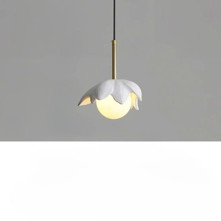 Suspension luminaire kalyx en céramique blanche en forme de lotus avec globe lumineux jaune chaud