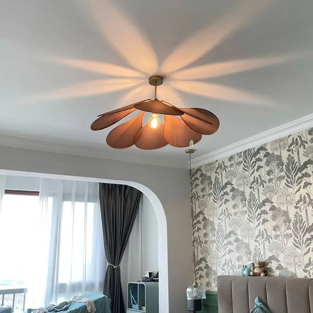 Suspension luminaire anthia en cuivre avec design floral en forme de fleur et pales en forme de pétales radiantes