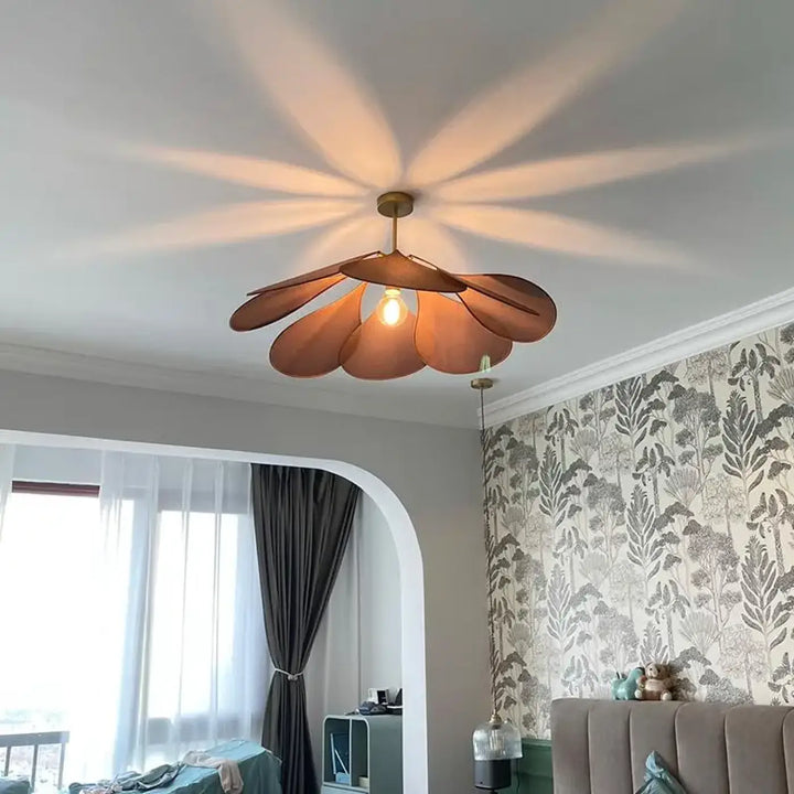 Suspension luminaire anthia en cuivre avec design floral en forme de fleur et pales en forme de pétales radiantes