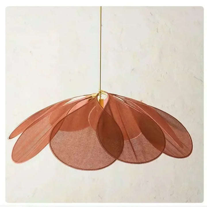 Suspension luminaire anthia en tissu sheer terracotta avec cadre métal doré design floral élégant en suspension