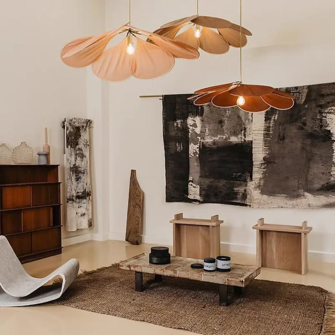 Suspension luminaire anthia avec trois suspensions en métal cuivré à design floral en forme de pétales