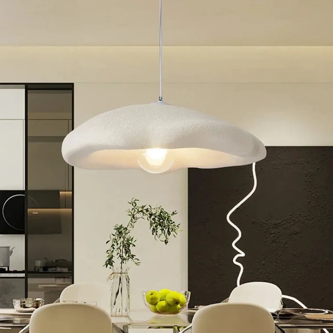 Suspension luminaire ondea blanc en forme de nuage avec surface texturée et ampoule visible dans le design de luminaire