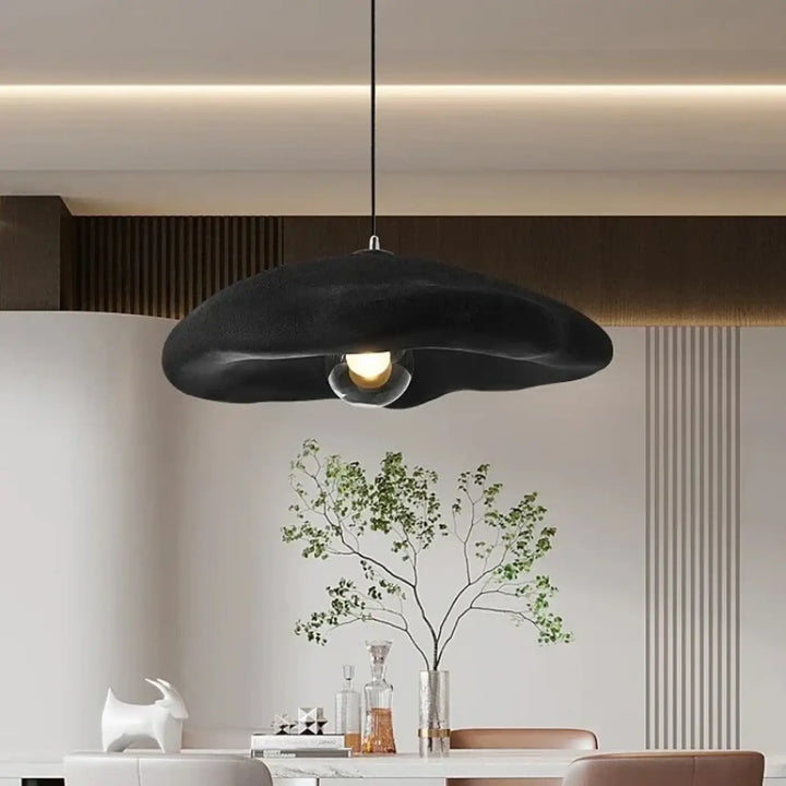 Suspension luminaire ondea en forme de nuage noir avec finition mate et ampoule intégrée pour un luminaire design moderne