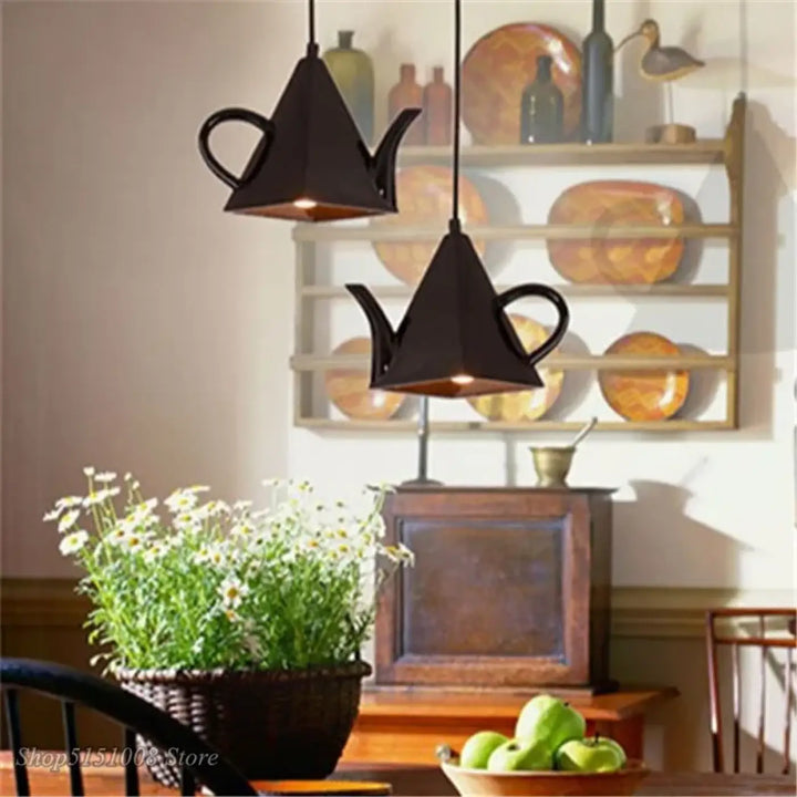Suspension luminaire aroma en forme de théière noire avec finition mate et éclat chaud pour une touche d originalité