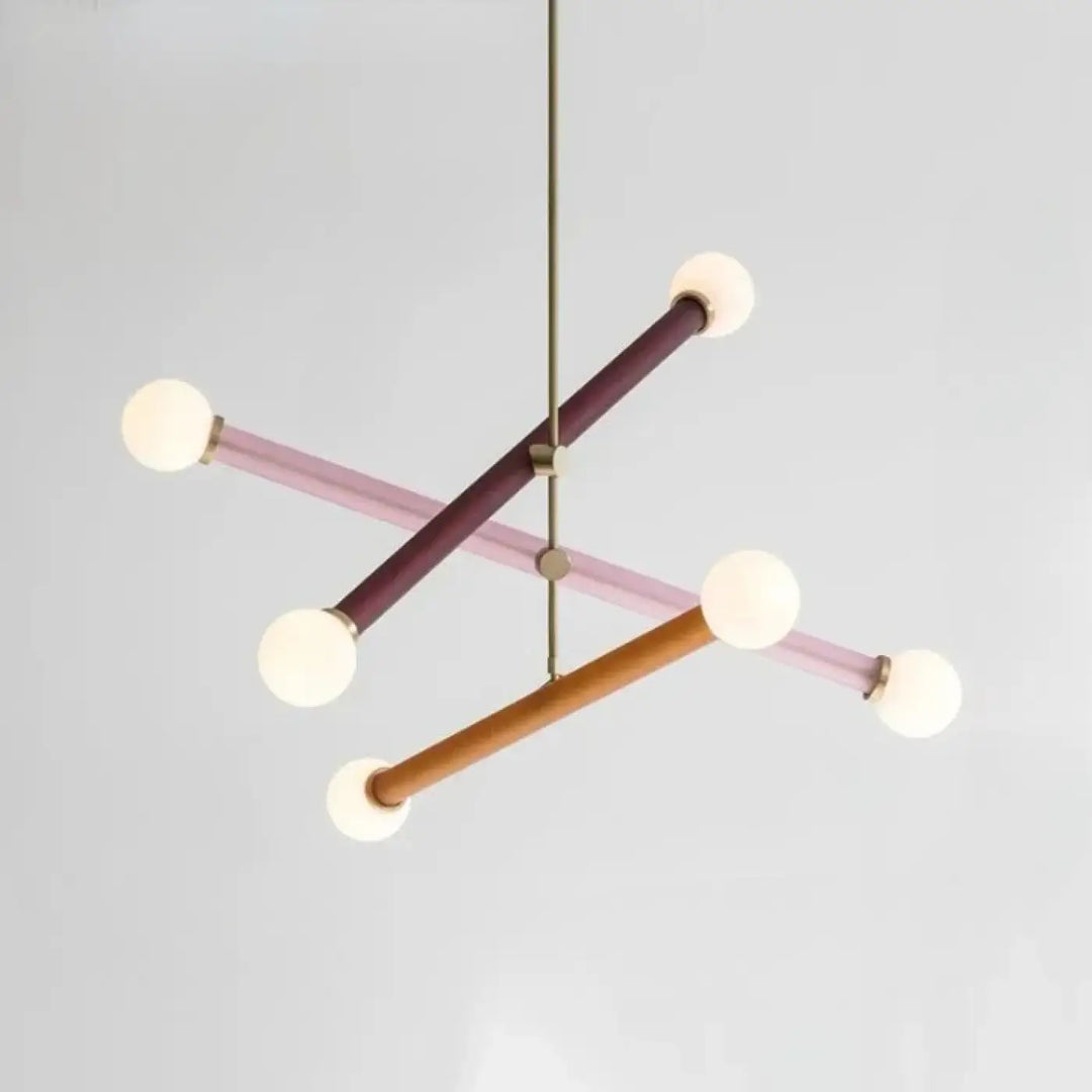 Suspension luminaire equis avec design géométrique moderne en bois chaud et globes en verre dépoli rose et violet doux