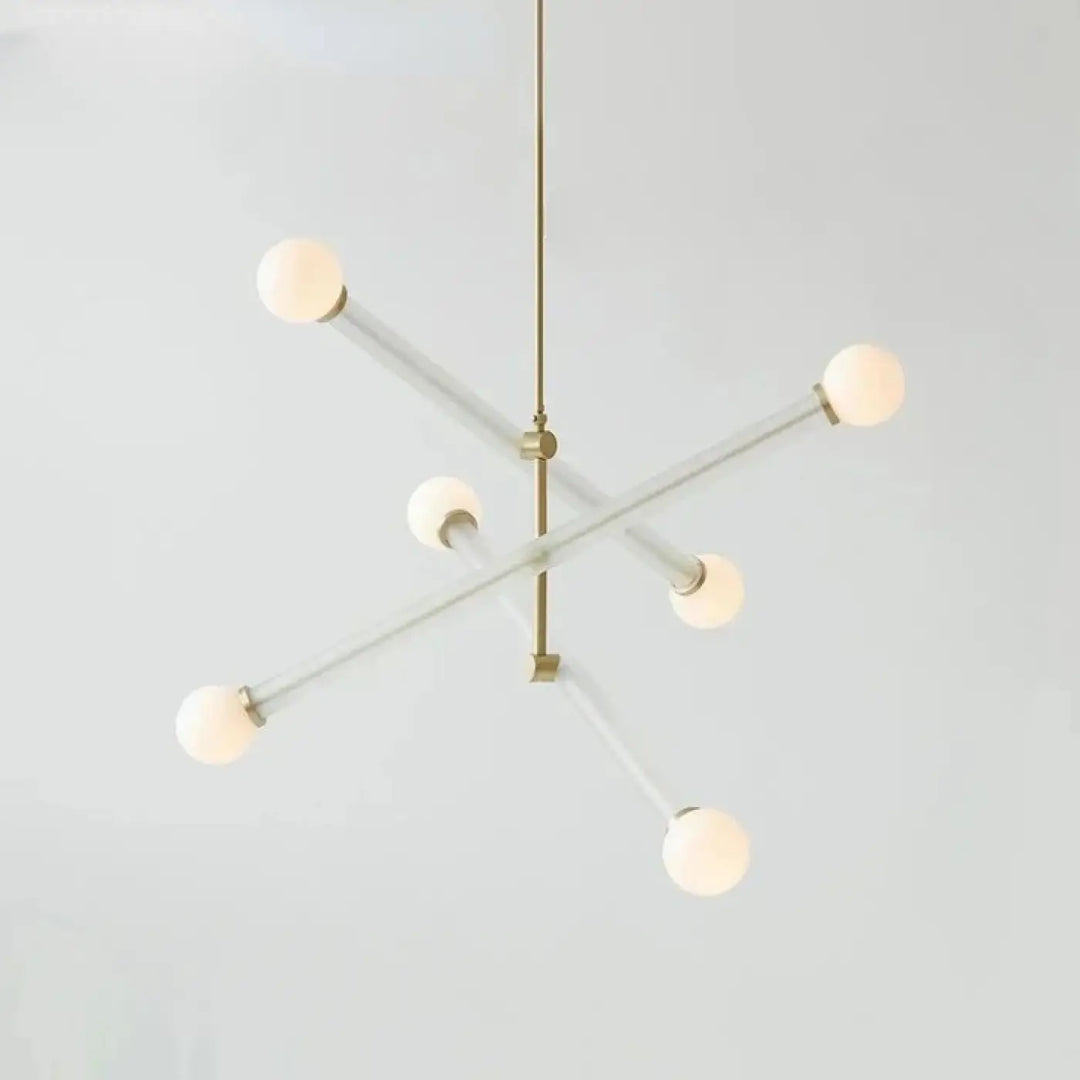 Suspension luminaire equis en laiton avec six bras modernes, tiges en verre clair et globes givrés luminaire design géométrique