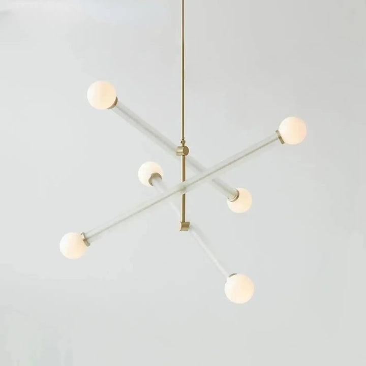 Suspension luminaire equis en laiton avec six bras modernes, tiges en verre clair et globes givrés luminaire design géométrique