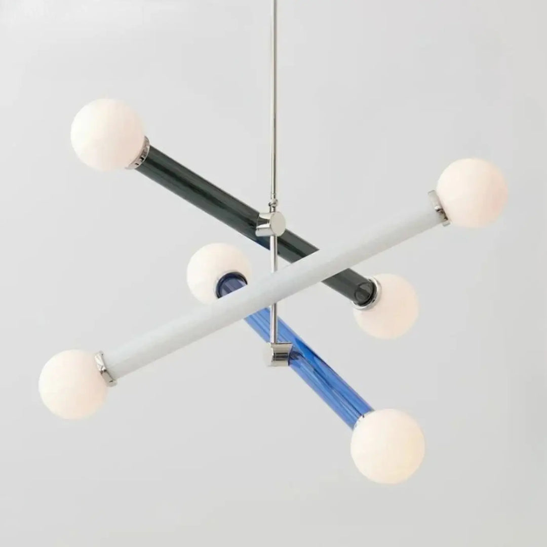 Suspension luminaire equis avec bras intersectés en noir mat, verre blanc et bleu translucide, bulbes en globe givré