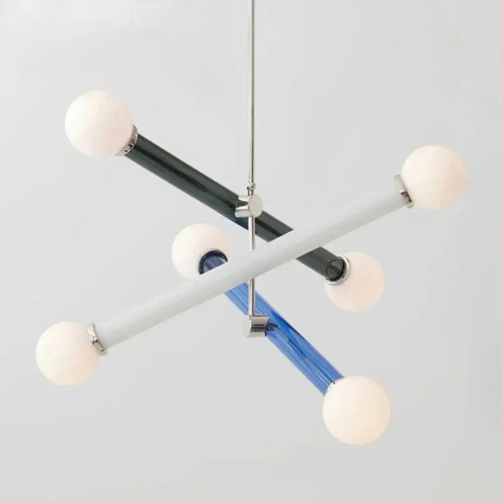 Suspension luminaire equis avec bras intersectés en noir mat, verre blanc et bleu translucide, bulbes en globe givré