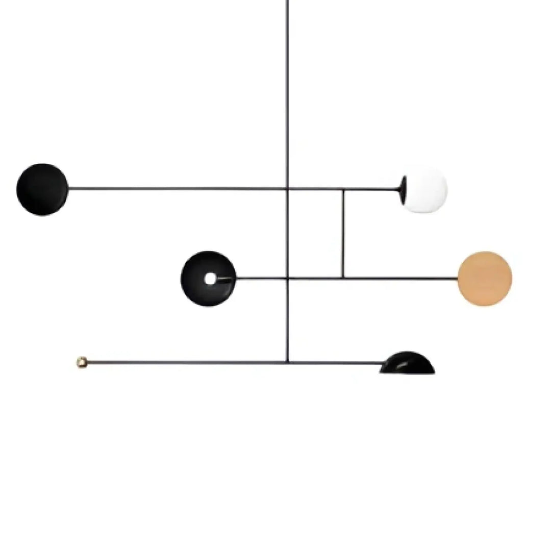 Suspension luminaire axis avec éléments circulaires noirs, blancs et un cercle beige reliés par fines lignes pour un design moderne