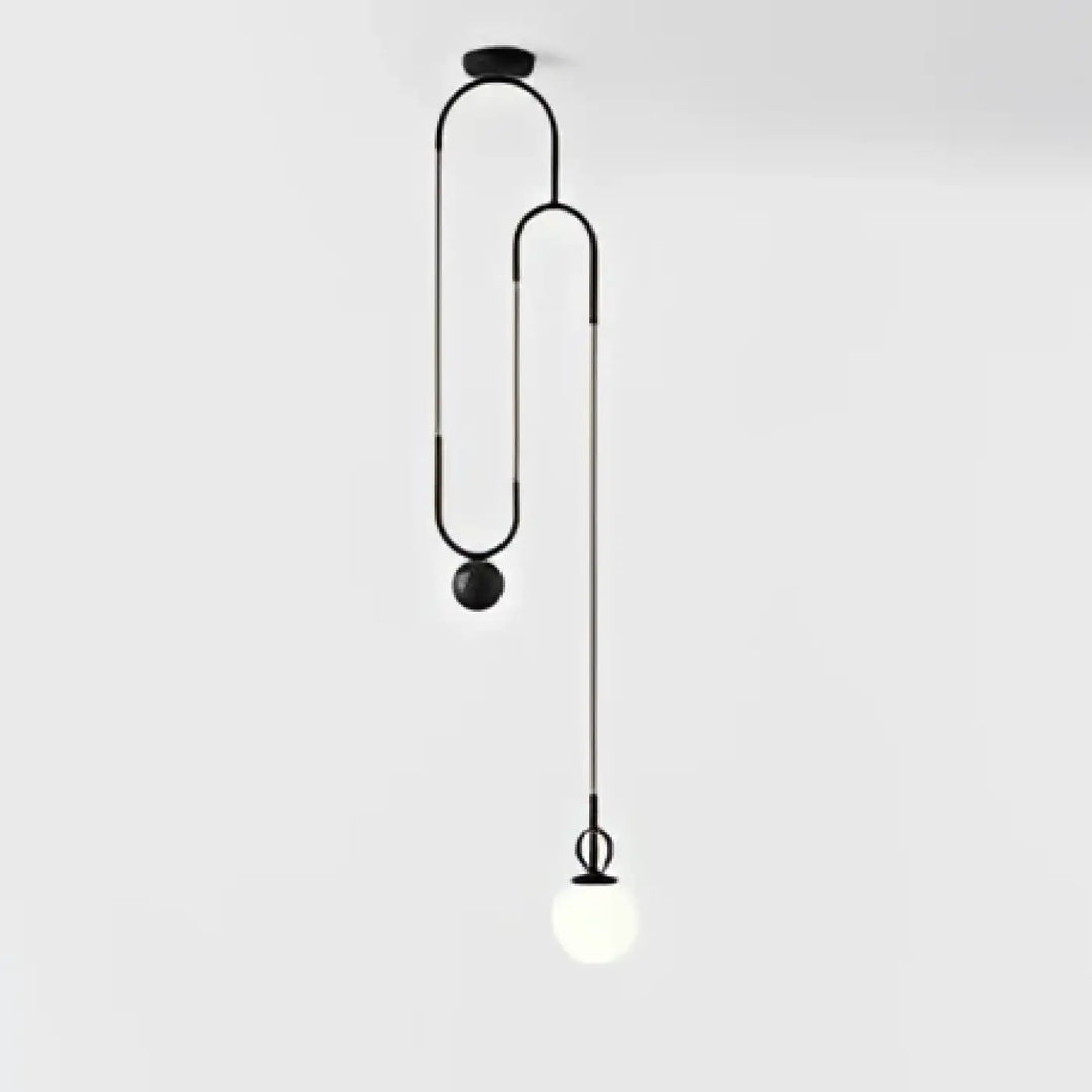 Suspension luminaire pendora en métal noir de style trombone avec un globe blanc suspendu pour un luminaire design