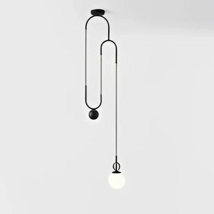 Suspension luminaire pendora en métal noir de style trombone avec un globe blanc suspendu pour un luminaire design