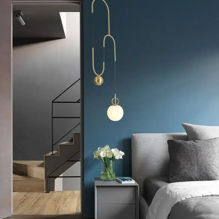 Suspension luminaire pendora en laiton moderne avec design sculptural courbé et deux globes en verre sphériques