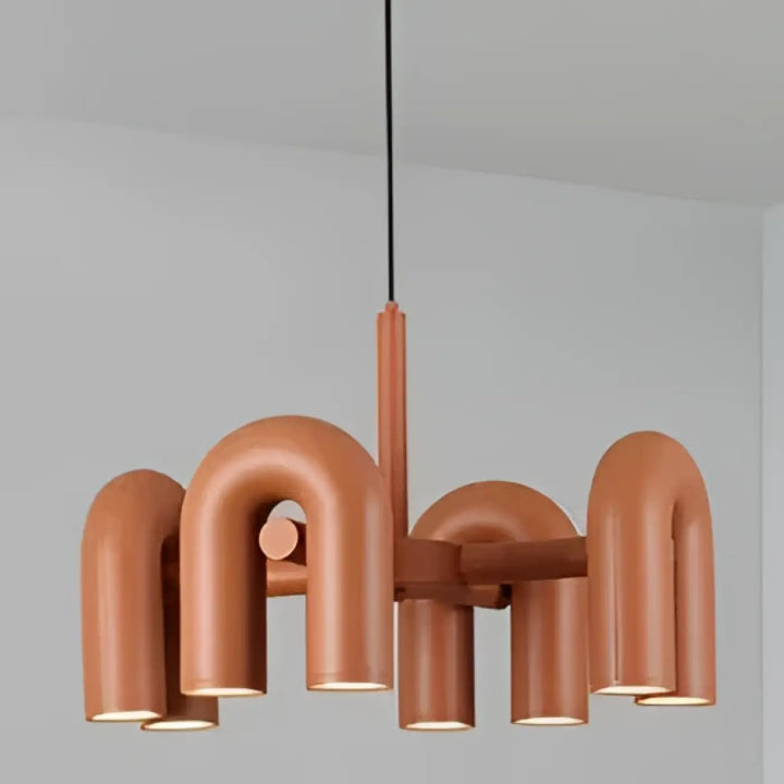 Suspension luminaire copper-toned en design moderne avec bras incurvés en forme de tuyaux et tige centrale suspendue