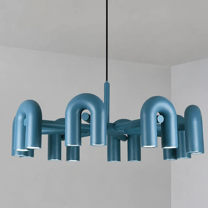 Suspension luminaire urA avec design industriel moderne en teal et bras incurvés en forme de tuyaux cylindriques