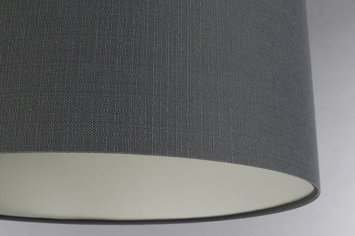 Suspension luminaire design graphite avec abat-jour en tissu gris texturé et intérieur lisse blanc cassé