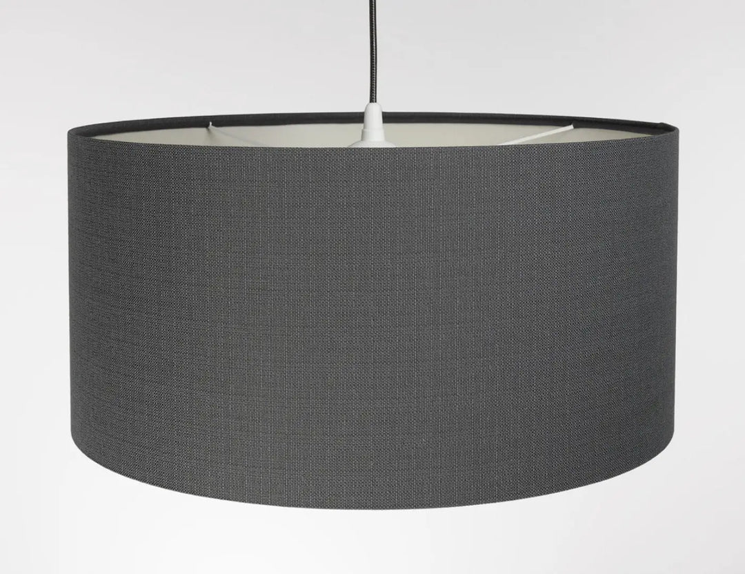 Suspension luminaire design graphite avec abat-jour cylindrique gris foncé en tissu texturé et doublure intérieure blanche
