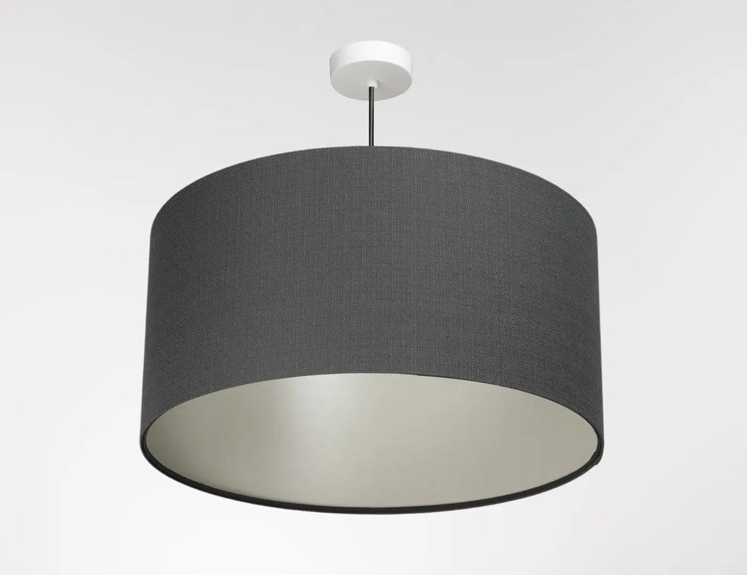 Suspension luminaire design graphite en forme cylindrique avec extérieur en tissu texturé et intérieur argenté réfléchissant