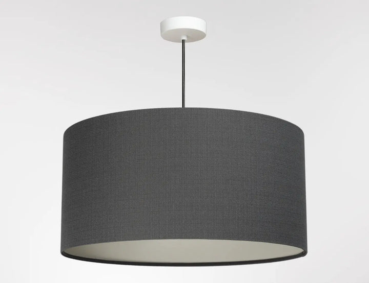 Suspension luminaire design graphite en tissu texturé gris foncé avec doublure intérieure blanche pour intérieur contemporain