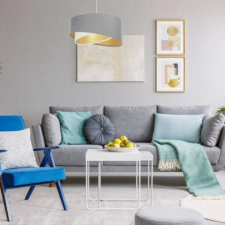 Suspension luminaire galaxy auric gris blanc avec canapé gris et coussins bleu sarcelle pour design intérieur moderne