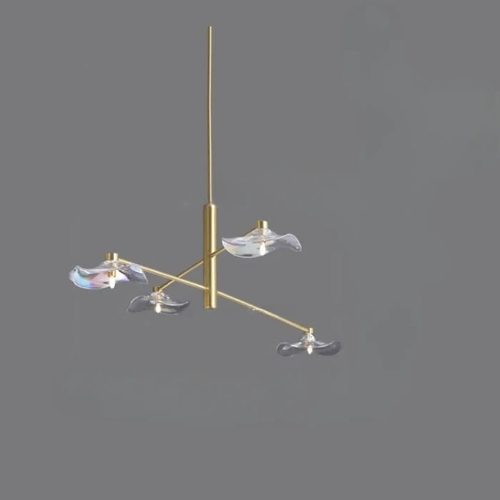 Suspension luminaire vetros en ton or avec trois pétales de verre translucide irisé suspendus à une tige centrale