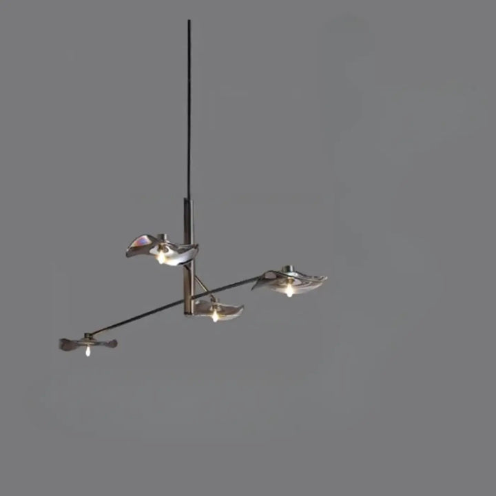 Suspension luminaire vetros avec trois abat-jours métalliques feuilles suspendus à une tige noire minimaliste moderne