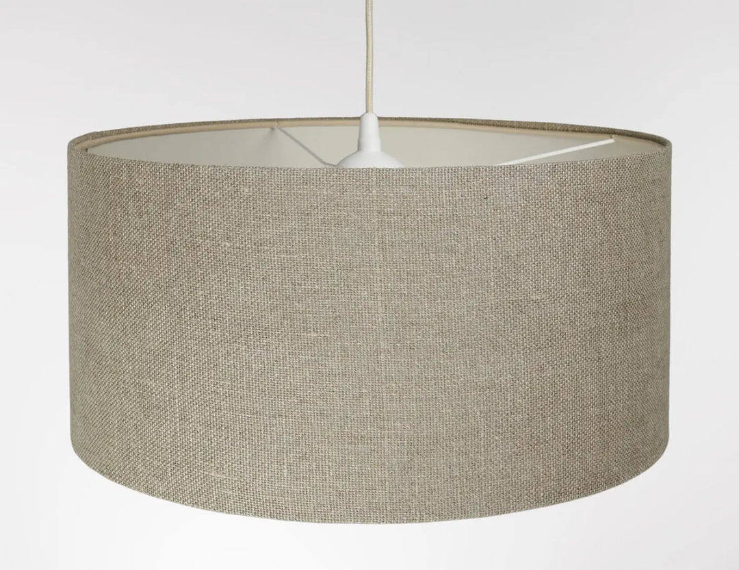 Suspension luminaire design kaki en lin beige avec abat-jour cylindrique et intérieur blanc suspendu par cordon