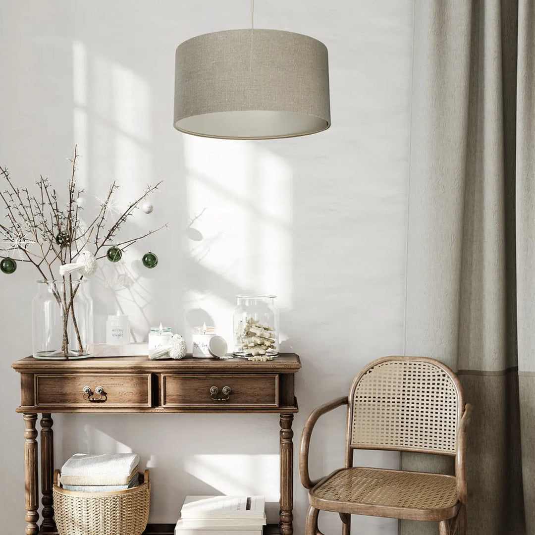 Suspension luminaire design kaki en lin beige avec abat-jour cylindrique suspendue au-dessus d’une console en bois