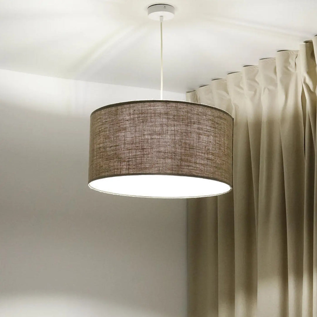 Suspension luminaire design kaki en tissu tissé brun cylindrique avec doublure intérieure blanche et cordon fin blanc