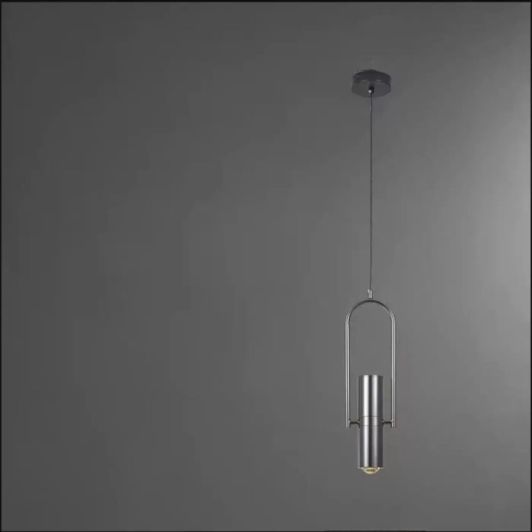 Suspension luminaire sigo en laiton brossé avec design cylindrique chromé et spot orientable moderne et minimaliste