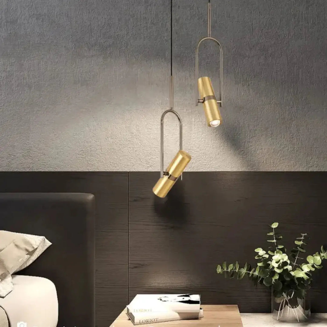 Suspension luminaire sigo avec deux spots orientables en laiton brossé à abat-jours cylindriques dorés modernes