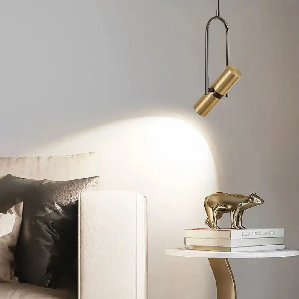 Suspension luminaire sigo avec figurine ours en laiton brossé doré et spot orientable au design minimaliste