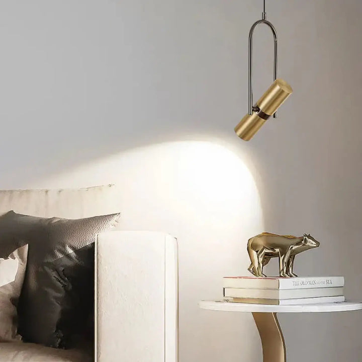 Suspension luminaire sigo avec figurine ours en laiton brossé doré et spot orientable au design minimaliste