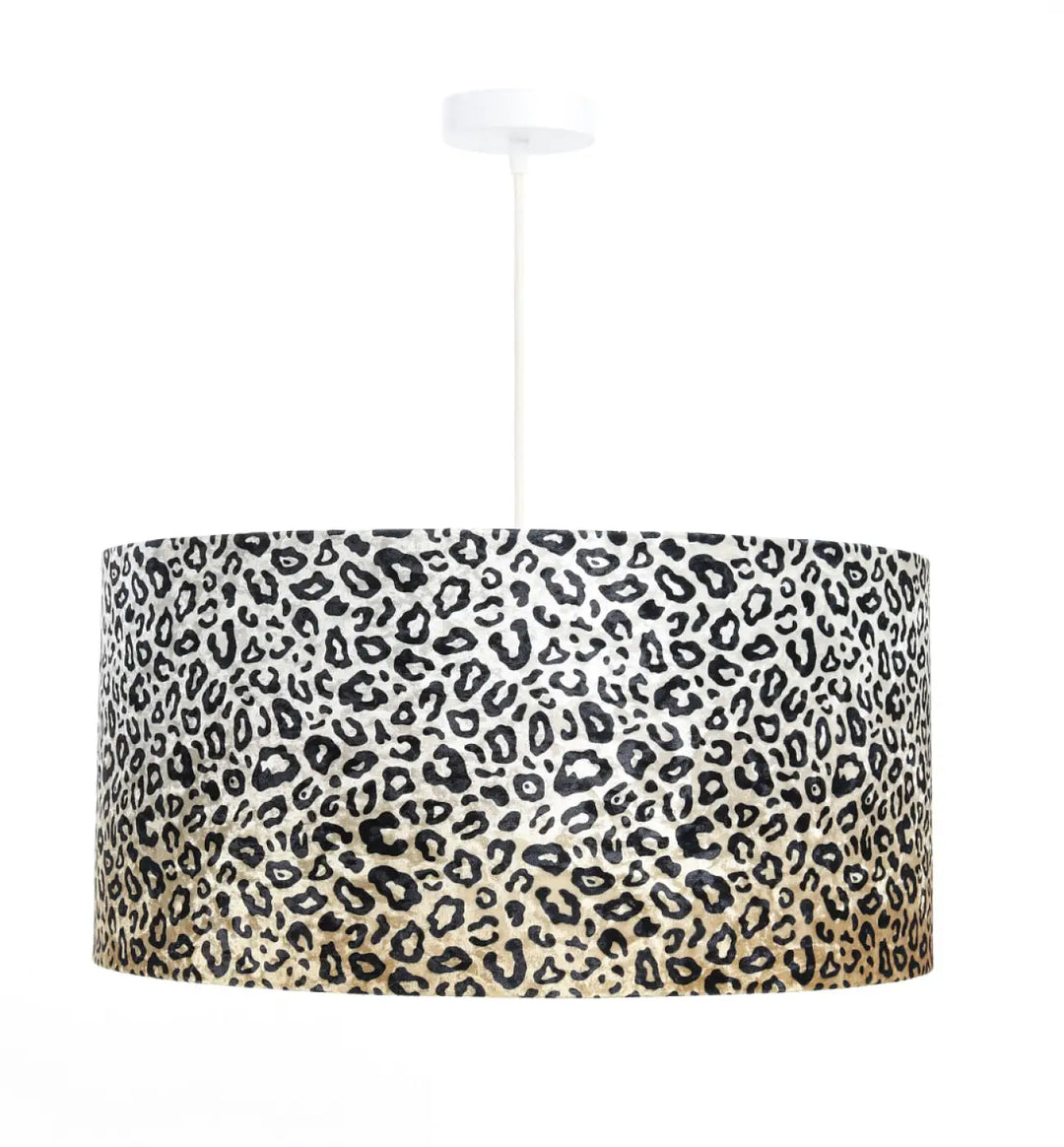 Suspension luminaire cylindrique à motif design léopard crème et noir suspendue par un cordon blanc