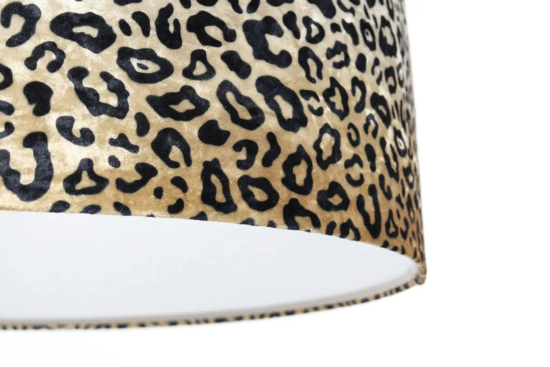 Suspension luminaire safari avec abat-jour en tissu léopard crème noir au design léopard texturé