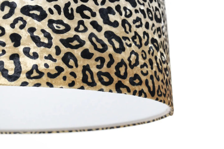 Suspension luminaire safari avec abat-jour en tissu léopard crème noir au design léopard texturé