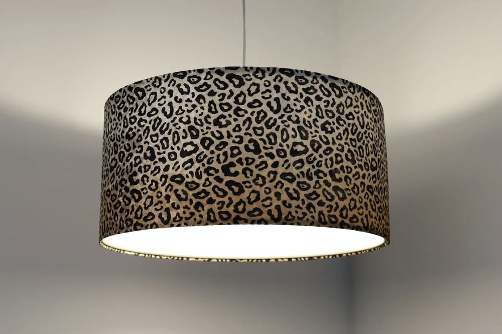 Suspension luminaire safari avec abat-jour cylindrique en léopard crème noir et bord métallique subtil