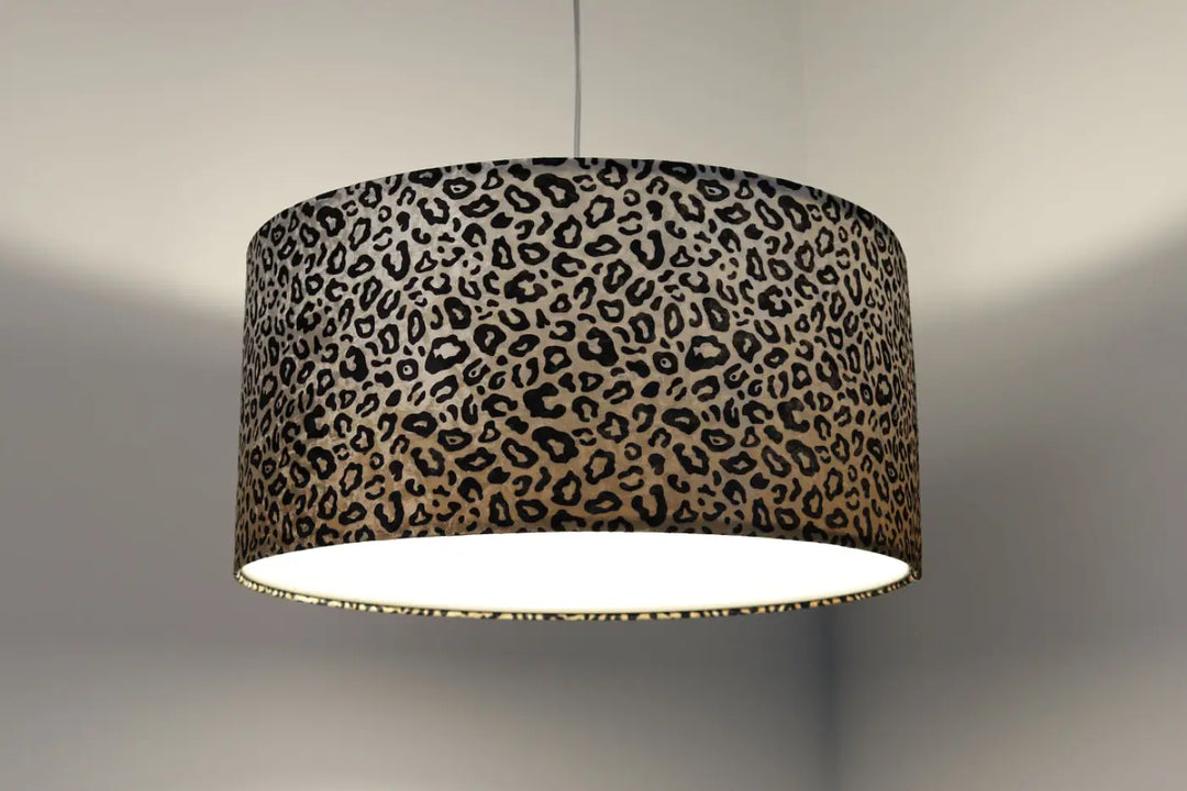 Suspension luminaire safari avec abat-jour cylindrique en léopard crème noir et bord métallique subtil