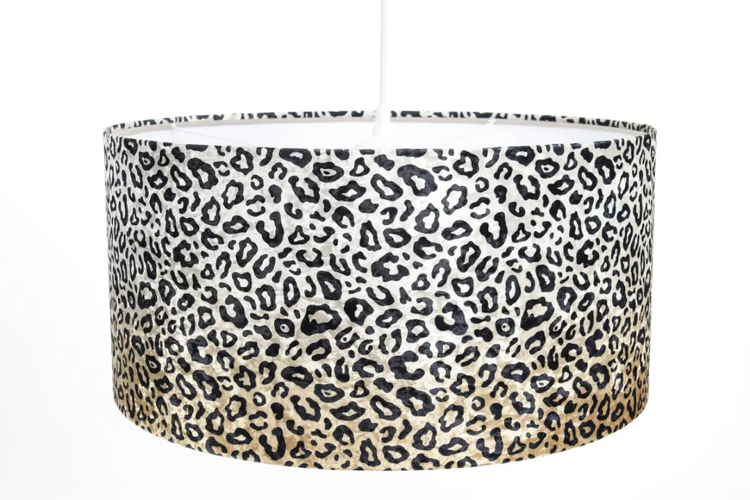 Suspension luminaire safari léopard crème noir avec abat-jour imprimé léopard noir et blanc et dégradé doré subtil