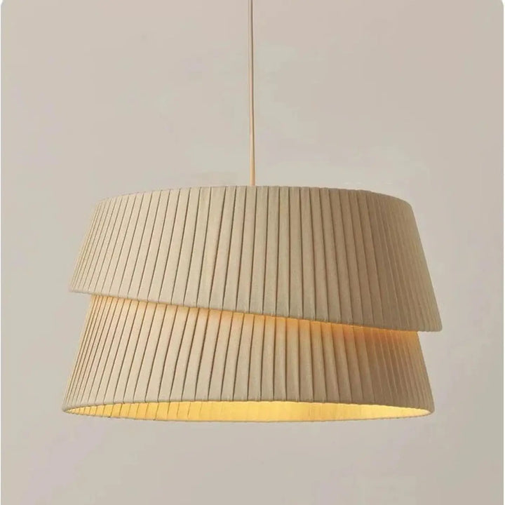 Suspension luminaire en papier beige plissé avec une lueur intérieure dorée chaude pour lampes suspendues