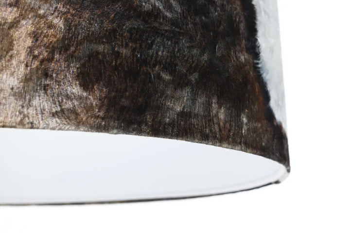 Suspension luminaire design marron blanc avec abat-jour cylindrique en peau de vache marron et noir texturé