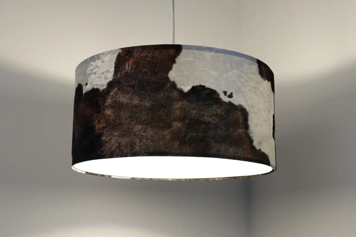 Suspension luminaire marron blanc avec abat-jour cylindrique effet peau de vache avec texture de fourrure visible