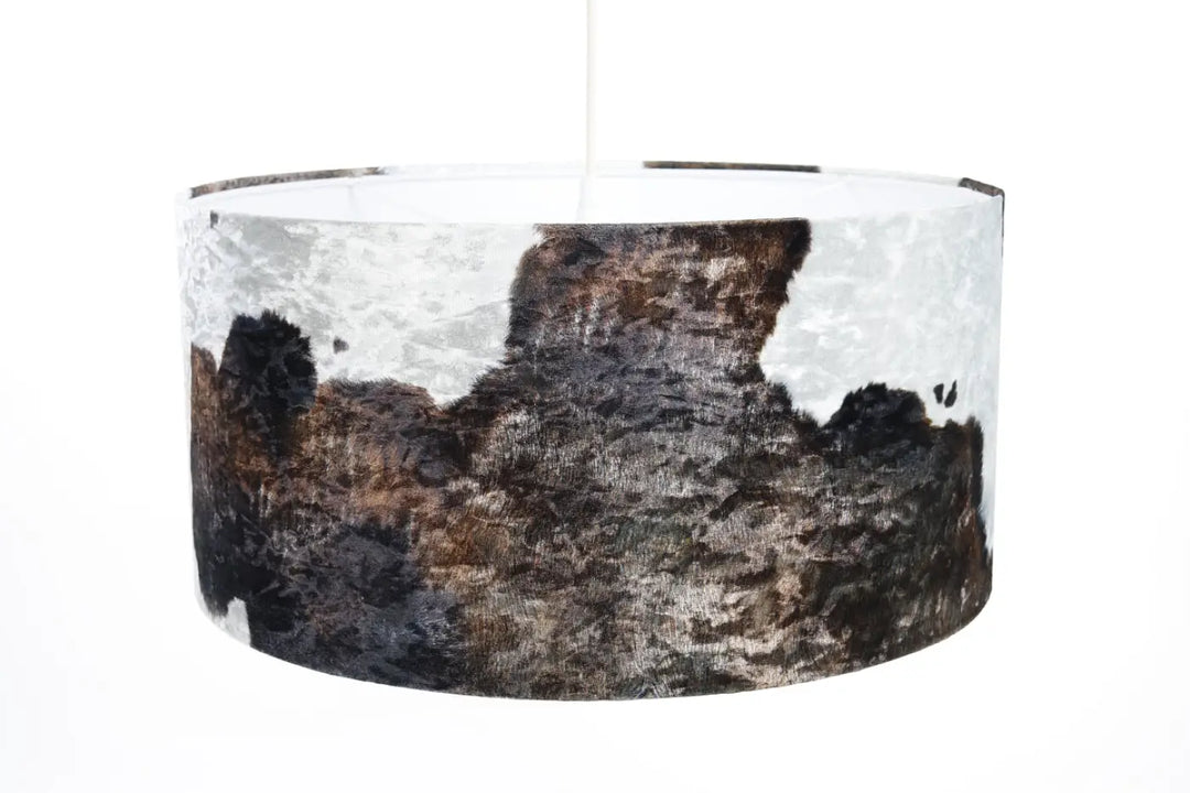 Suspension luminaire safari marron blanc avec abat-jour cylindrique texturé rappelant pierre ou écorce