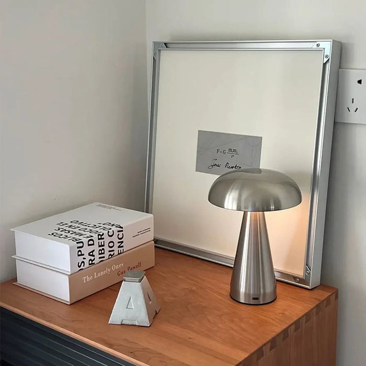 Lampe de table amelia en métal brossé avec design champignon idéale pour salle à manger lumineuse et moderne