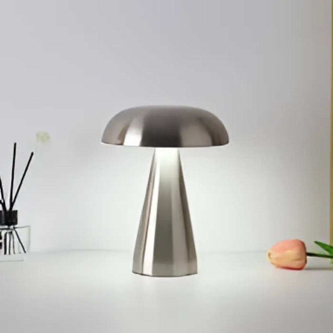 Lampe de table amelia en métal brossé en acier inoxydable style champignon pour une salle à manger design