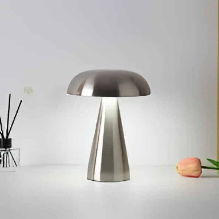 Lampe de table amelia en métal brossé en acier inoxydable style champignon pour une salle à manger design
