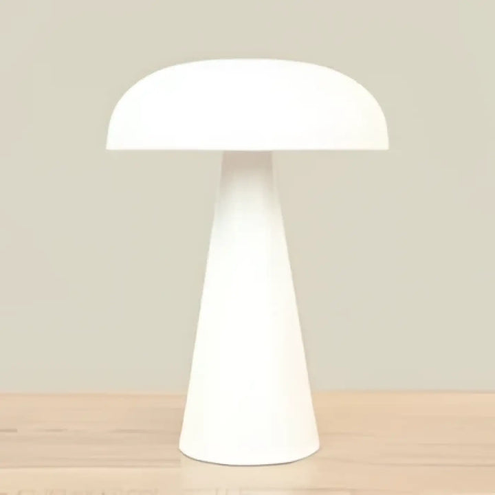 Lampe de table amelia en céramique blanche avec abat-jour arrondi lisse et base effilée pour salle à manger design