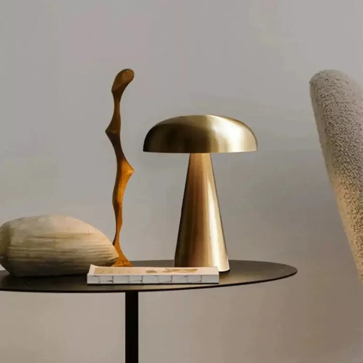 Lampe de table amelia en métal brossé avec un design luminaire design en forme de champignon pour salle à manger