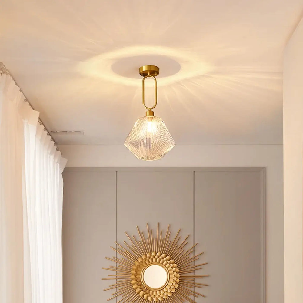 Suspension luminaire eclat avec abat-jour en verre texturé facetté de couleur dorée pour un luminaire design élégant